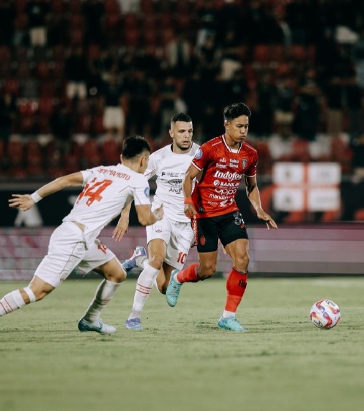 Full back Bali United, Made Andhika Wijaya dikejar dua pemain Persis Solo di pekan ke-9 Liga 1 musim 2024/2025