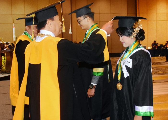 Universitas Mahasaraswati Denpasar (Unmas Denpasar) melaksanakan upacara wisuda ke-68 selama 1 hari pada tanggal 26 Oktober 2024 di The Meru Sanur.