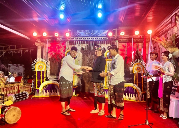 MENGHADIRI: Plt. Bupati Badung I Ketut Suiasa saat menghadiri puncak perayaan Hari Ulang Tahun Ke-50 Sekaa Teruna Eka Cita Banjar Undagi, Desa Mambal, Kecamatan Abiansemal, Minggu (27/10).