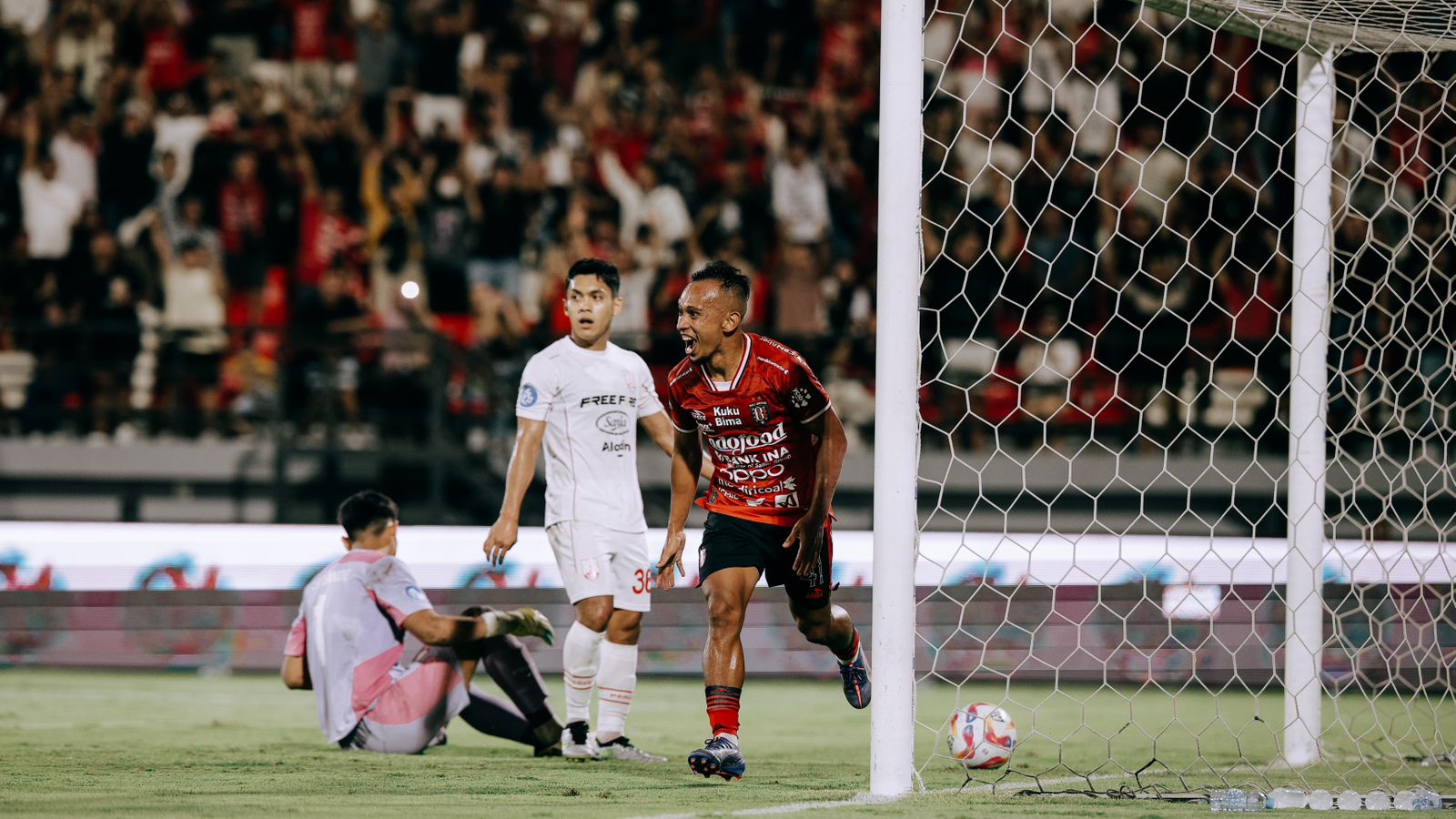 Selebrasi Irfan Jaya saat menjebol gawang Persis Solo. Irfan Jaya menjadi salah satu dari tiga gol kemenangan Bali United di laga ini.