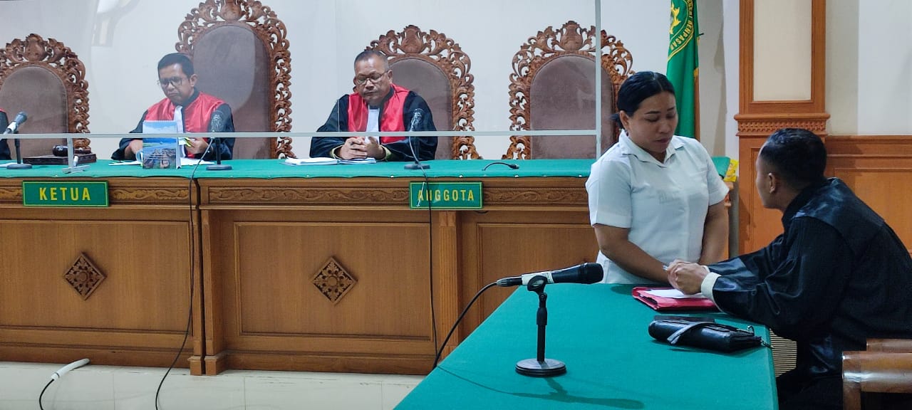 DISKUSI: Mantan Bendahara BUMDes Dhana Adhyata Desa Jehem Bangli Ni Luh Putu Novita Sari yang diadili karena korupsi berdiskusi dengan Penasihat Hukum. (Bali Express/Istimewa)