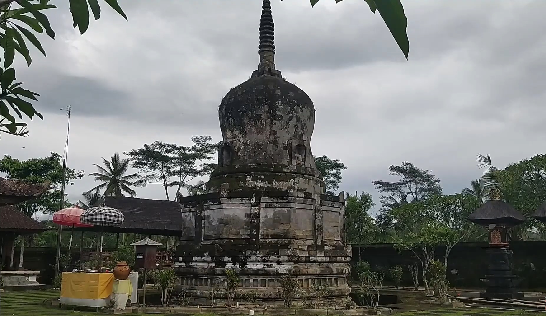 Stupa di Pura Pegulingan Tampaksiring Gianyar yang menjadi simbol penyatuan Siwa Budha