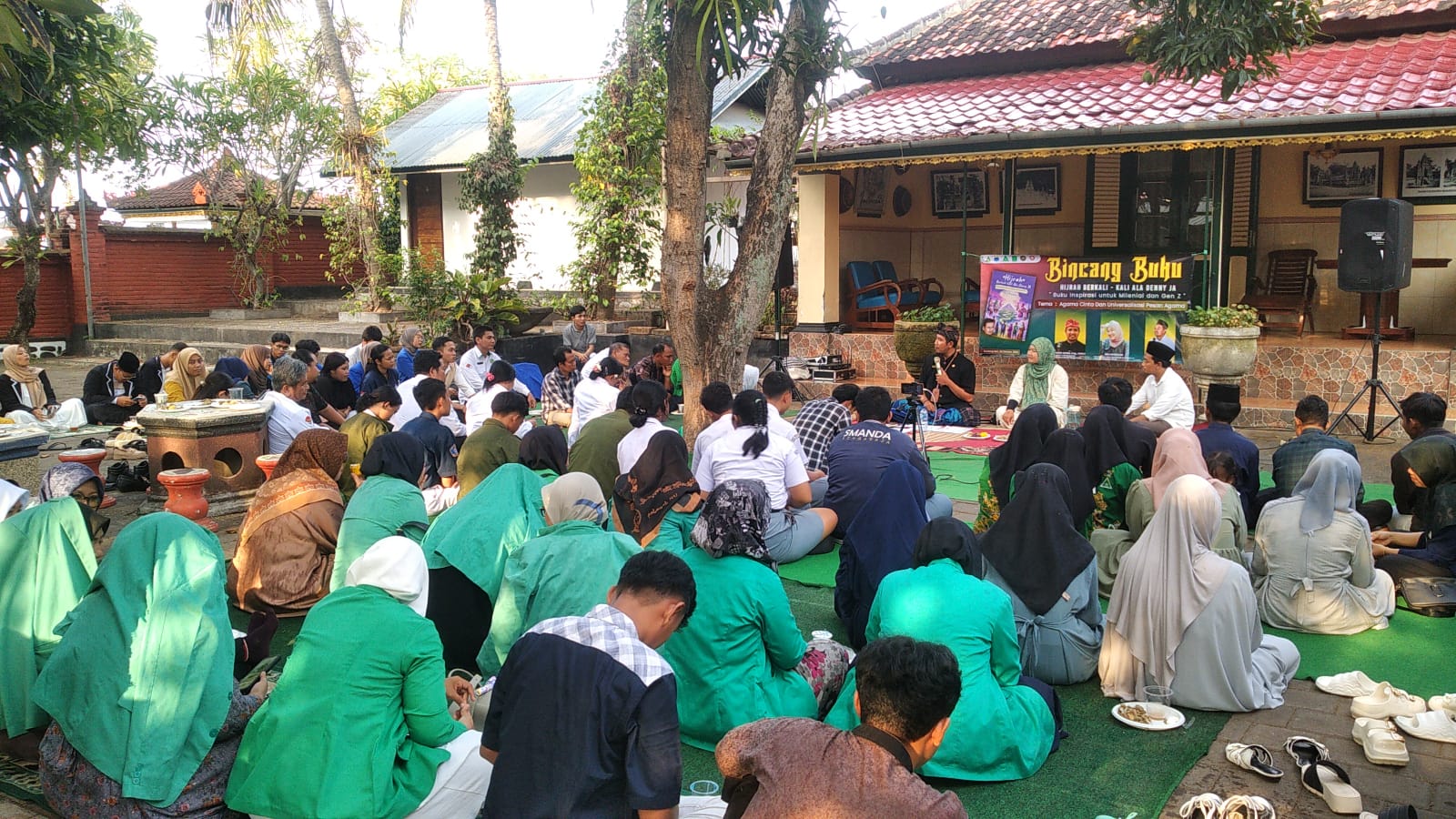 Diskusi buku Hijrah Berkali-Kali Ala Denny JA, di Puri Kanginan Buleleng.