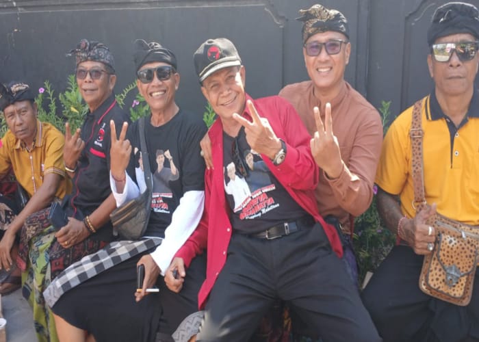 Mantan Wakil Bupati Klungkung I Dewa Gede Sena periode 1998-2003 (jaket merah) bersama I Wayan Buda Parwata dan tokoh politik lainnya saat kampanye Koster-Giri dan SATRIYA di Nusa Penida.
