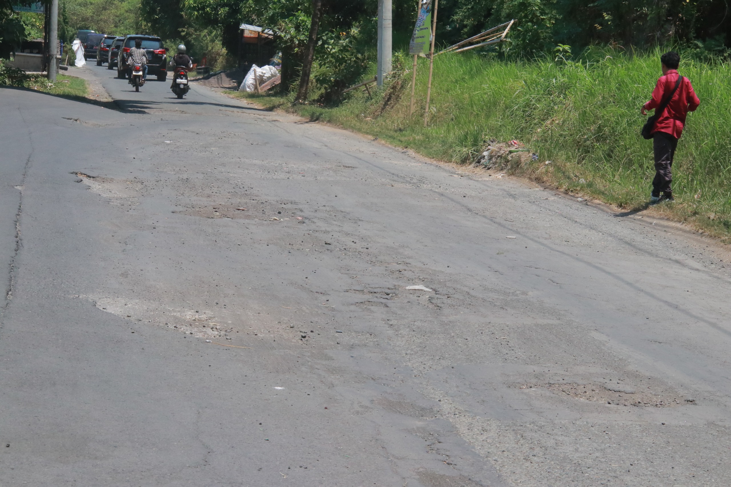Kondisi jalan di Desa Jagaraga, Kecamatan Sawan, Buleleng yang berlubang, akan segera mendapat perbaikan.