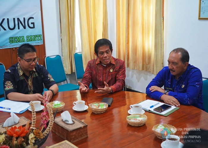 Penjabat (Pj) Bupati Klungkung, I Nyoman Jendrika, menerima audiensi dari perwakilan Ombudsman Republik Indonesia di ruang rapat Kantor Bupati Klungkung pada Selasa (29/10/2024).
