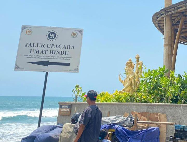 Pemasangan papan jalur upacara umat Hindu sudah dipasang di pantai Berawa