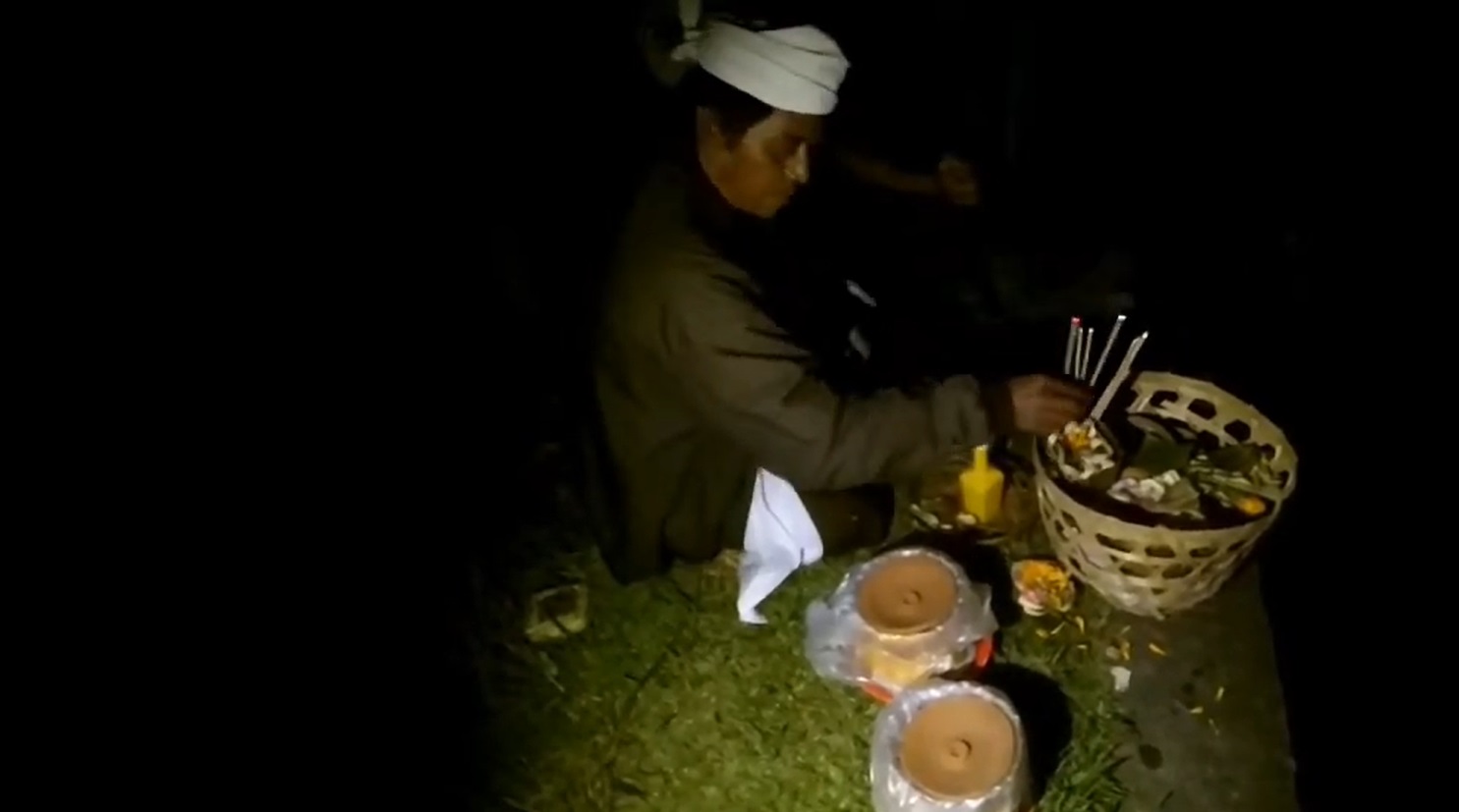 Nunas Tirtha Penembak saat malam hari di sumber mata air