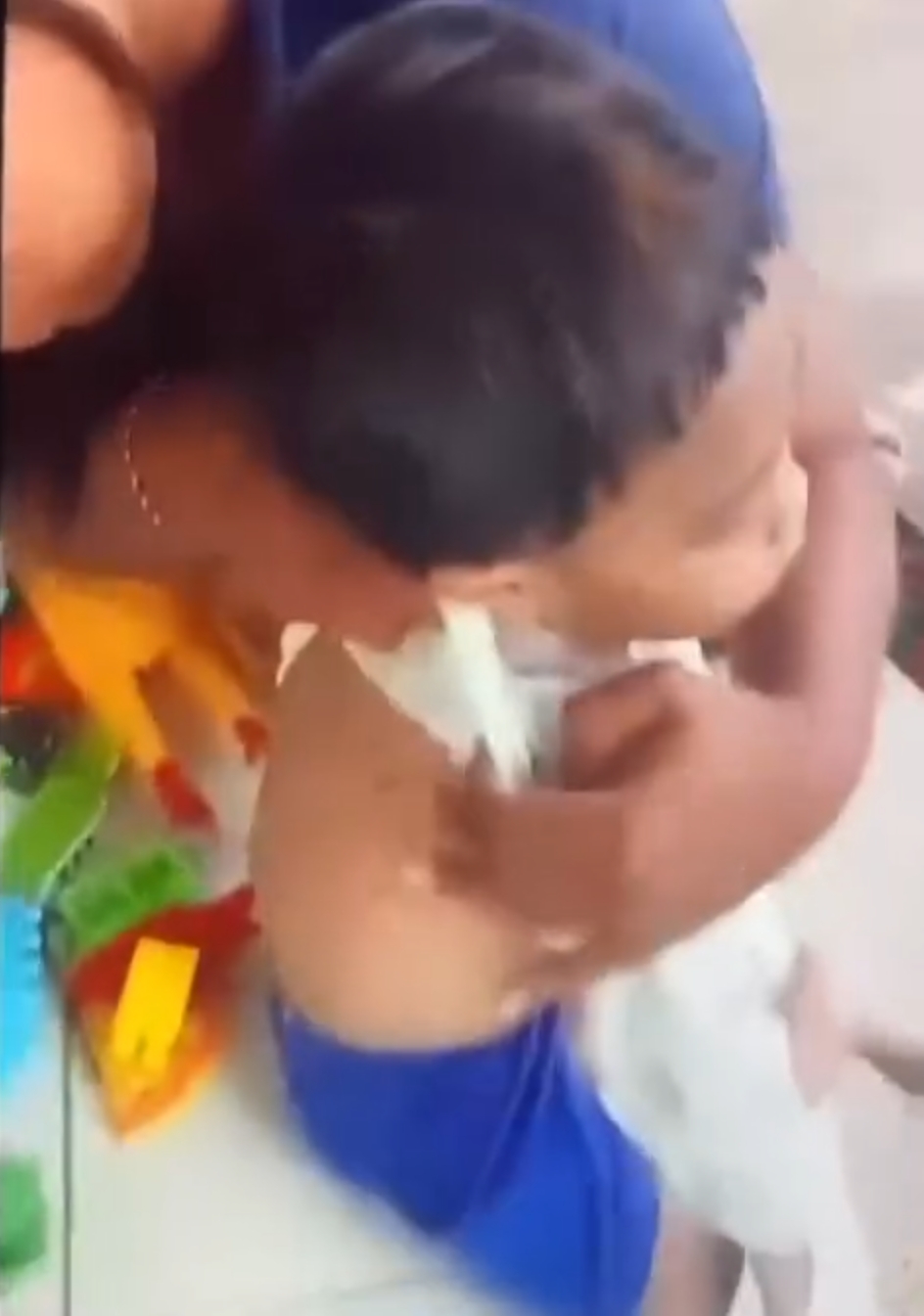 Bocah usia empat tahun yang mengalami penyiksaan menunjukan luka yang diderita. (Bali Express/Istimewa)