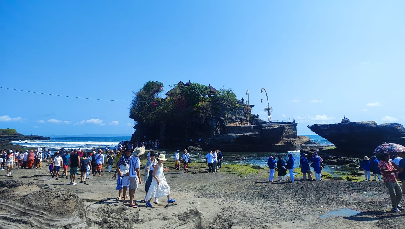 DTW Tanah Lot di Kabupaten Tabanan, Bali yang pada tahun 2024 masih tetap menjadi tujuan utama wisatawan untuk berlibur.