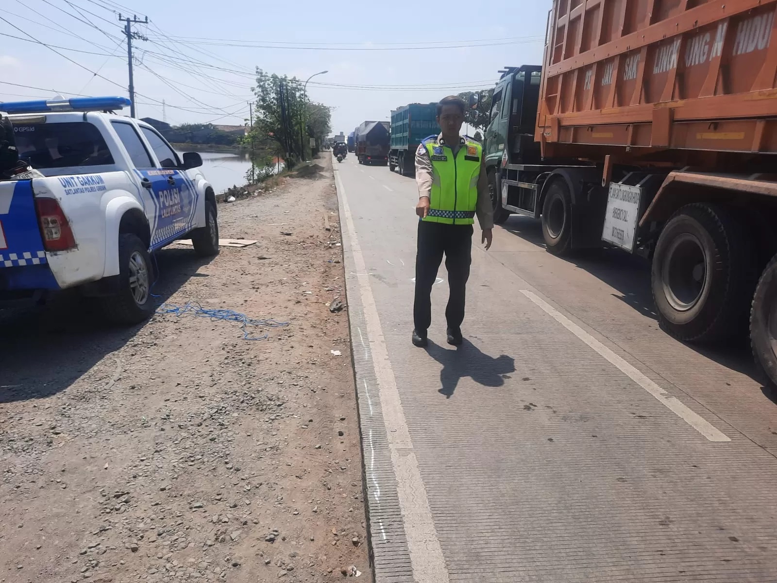 &nbsp;OLAH TKP: Anggota Unit Laka Satlantas Polres Gresik saat melakukan olah TKP kecelakaan di Jalan Raya Desa Setrohadi, Kecamatan Duduksampeyan, Kabupaten Gresik. (Yudhi Radar Gresik)