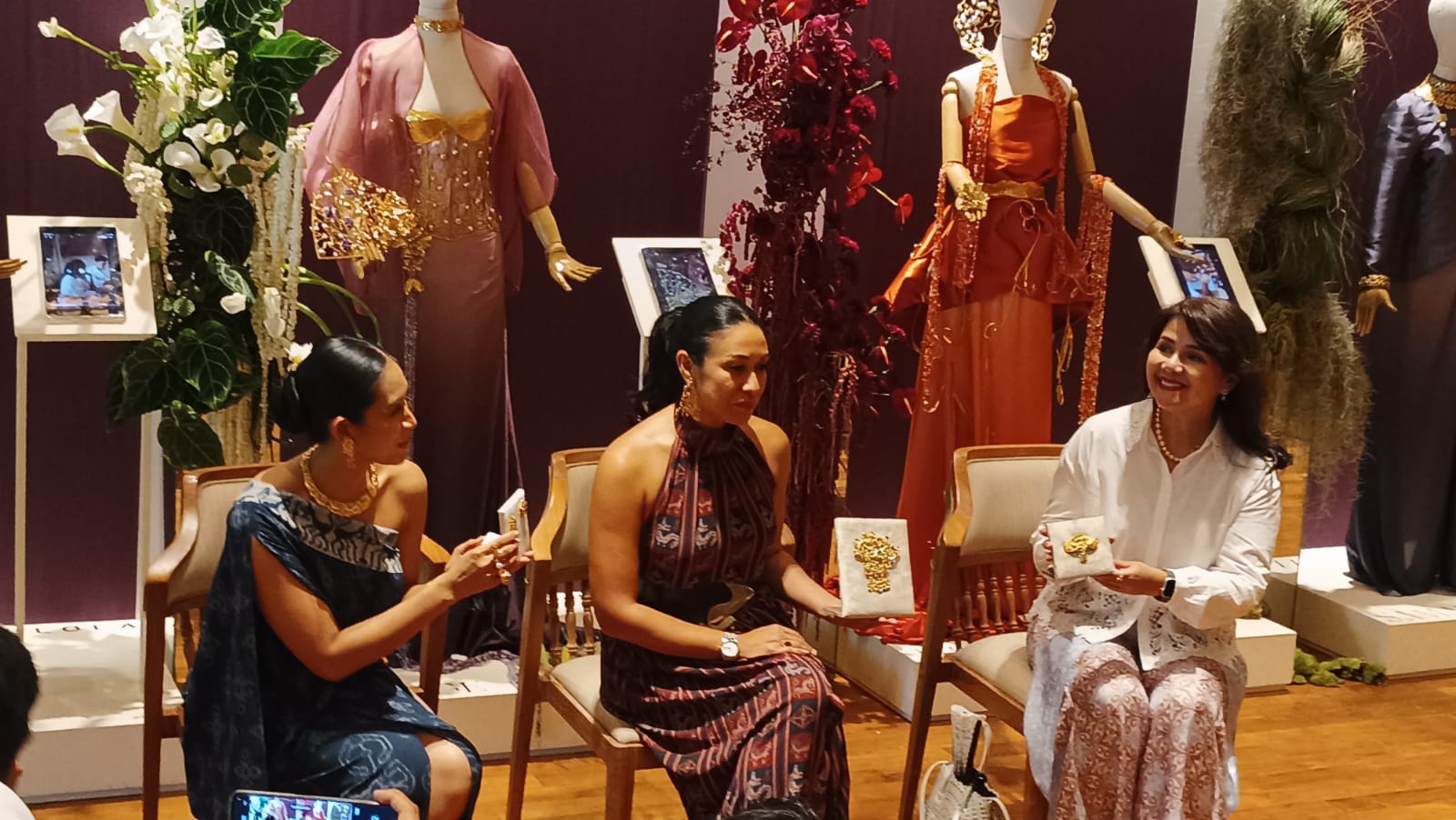 KREASI NUSANTARA: Happy Salma saat mengenalkan kreasinya bersama seniman asal Desa Taro di Denpasar, Kamis (30/10)