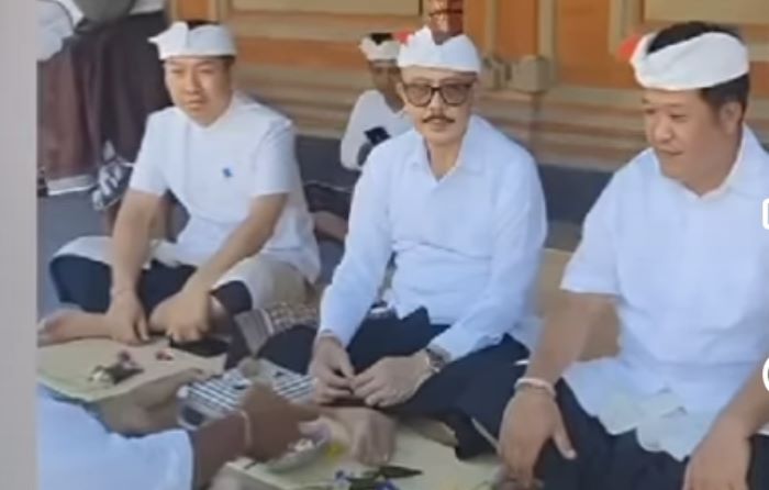 Camat Susut I Dewa Putu Apriyanta (kiri) bersama paslon Bupati Bangli Sang Nyoman Sedana Arta- I Wayan Diar beredar di medsos.