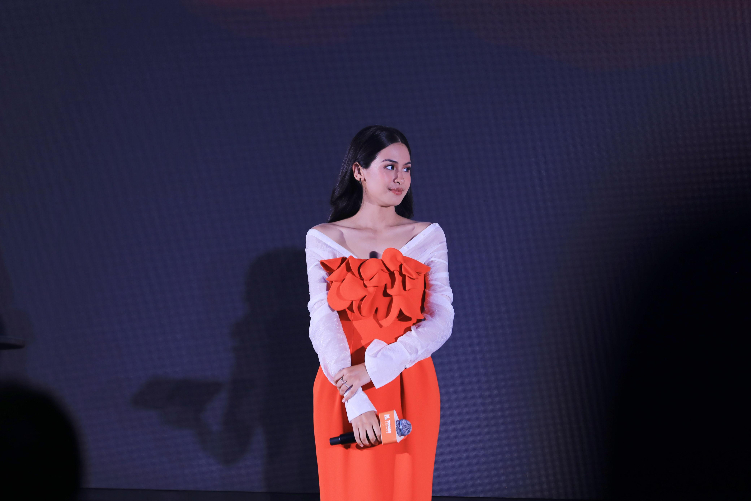 Maudy Ayunda ketika memperkenalkan See You Tomoro