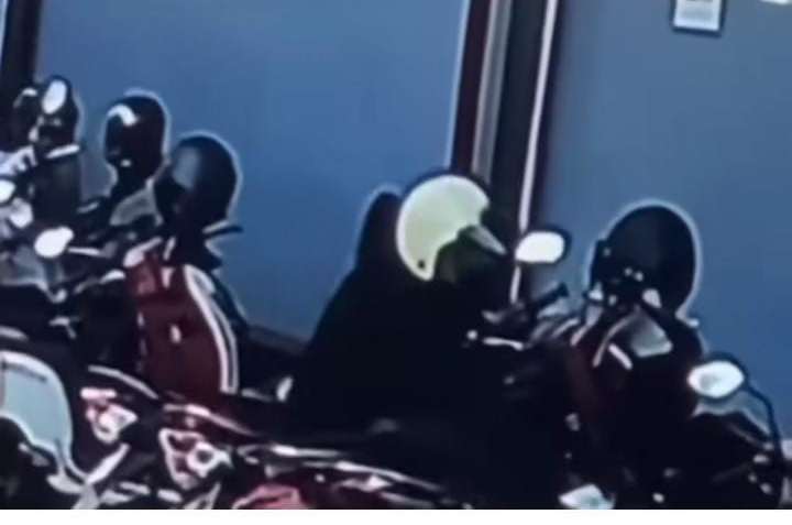 Viral seorang ibu terekam cctv curi rujak kuah pindang milik pengunjung supermarket