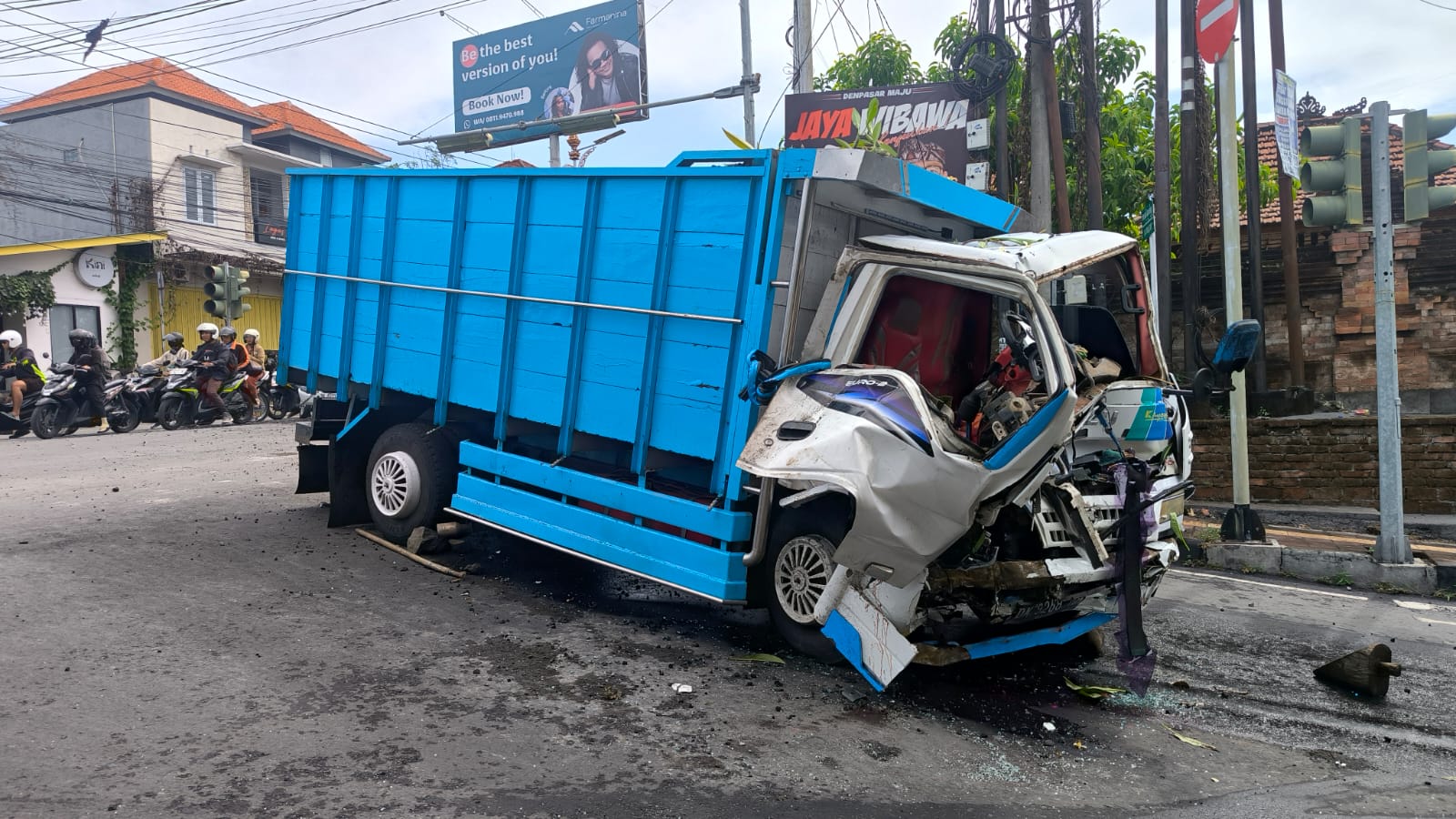 Truk Ringsek usai bertabrakan dengan mobil. (Bali Express/Agung Bayu)