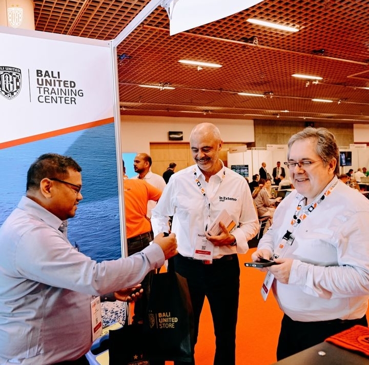 Manajer tim Bali United, Michael Gerald (kiri) saat memperkenalkan Bali United Training Center di event Sportel Monaco 2024