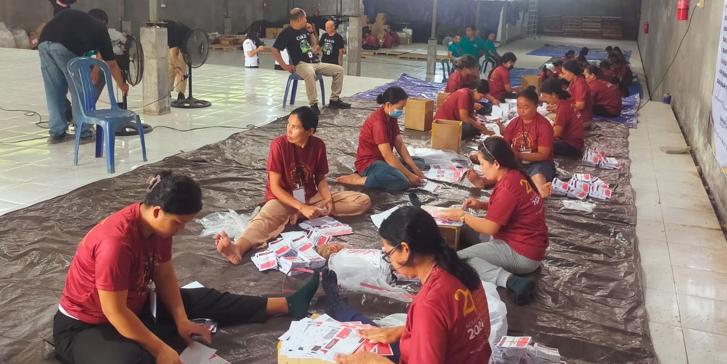 Tenaga sortir dan lipat surat suara di gudang KPU Bangli mulai bekerja pada Rabu (30/10/2024).