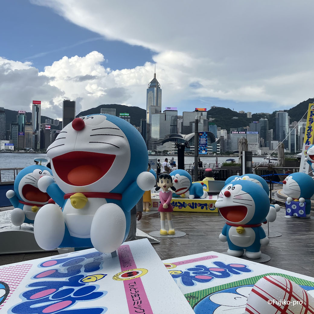 Doraemon, si robot kucing dari masa depan.
