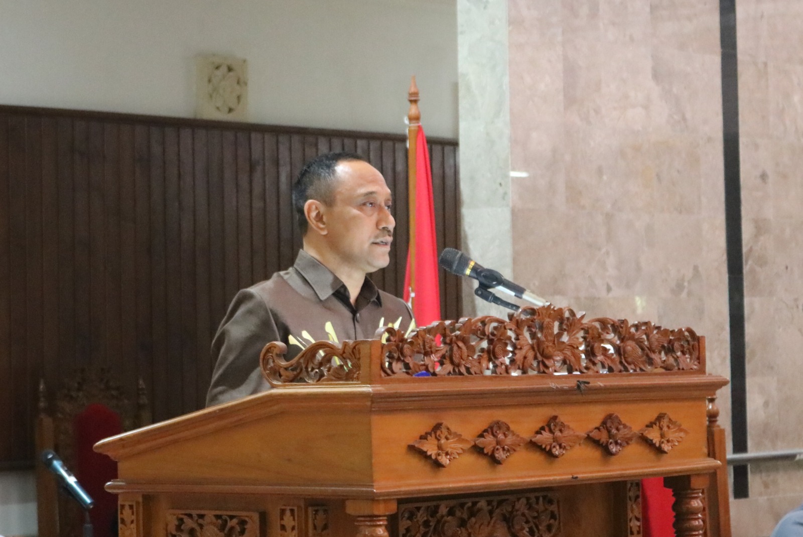 Juru Bicara Fraksi PDIP, DPRD Kabupaten Buleleng, Wayan Masdana saat memberikan pandangan terkait usulan rancangan pemerintah daerah.