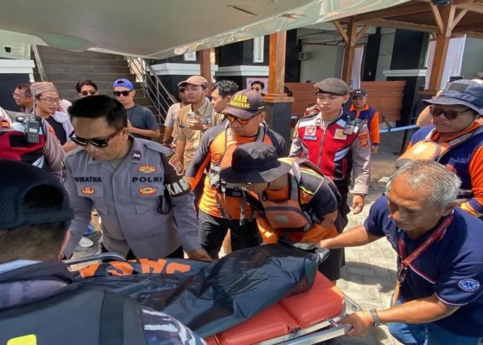 Proses evakuasi pelajar yang terseret ombak di Pantai Kelingking, Nusa Penida.