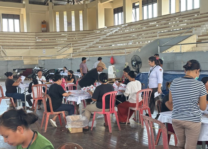 LIPAT : Sortir dan pelipatan surat suara hari pertama di GOR Swecapura.