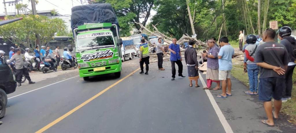 Suasana pasca kecelakaan di depan Gudang PDC Auto 2000, Tabanan, Bali.