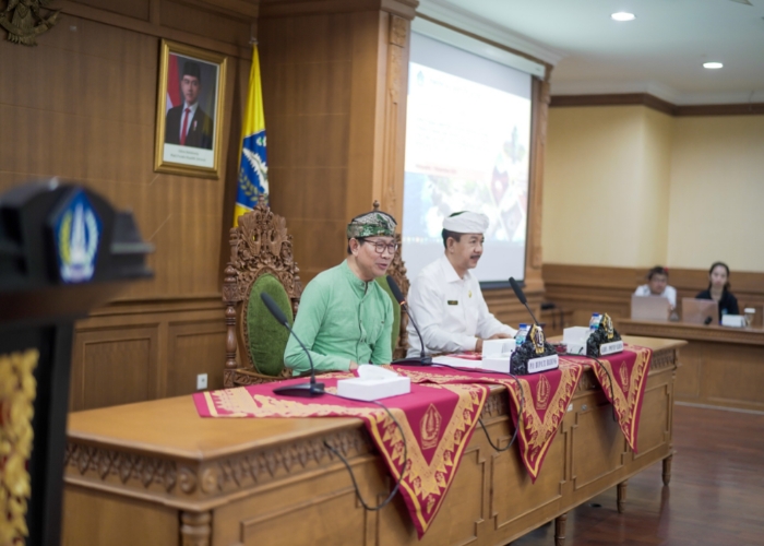MENGHADIRI: Plt. Bupati Badung I Ketut Suiasa didampingi Kepala DPMPTSP Badung I Made Agus Aryawan saat Rakor dengan Dinas Modal dan Pelayanan Terpadu Satu Pintu Kabupaten/Kota se-Bali, di Ruang Rapat