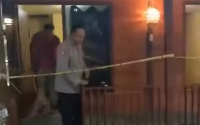 PARAH: Polisi saat melakukan olah TKP. (FOTO: RADAR MALANG)