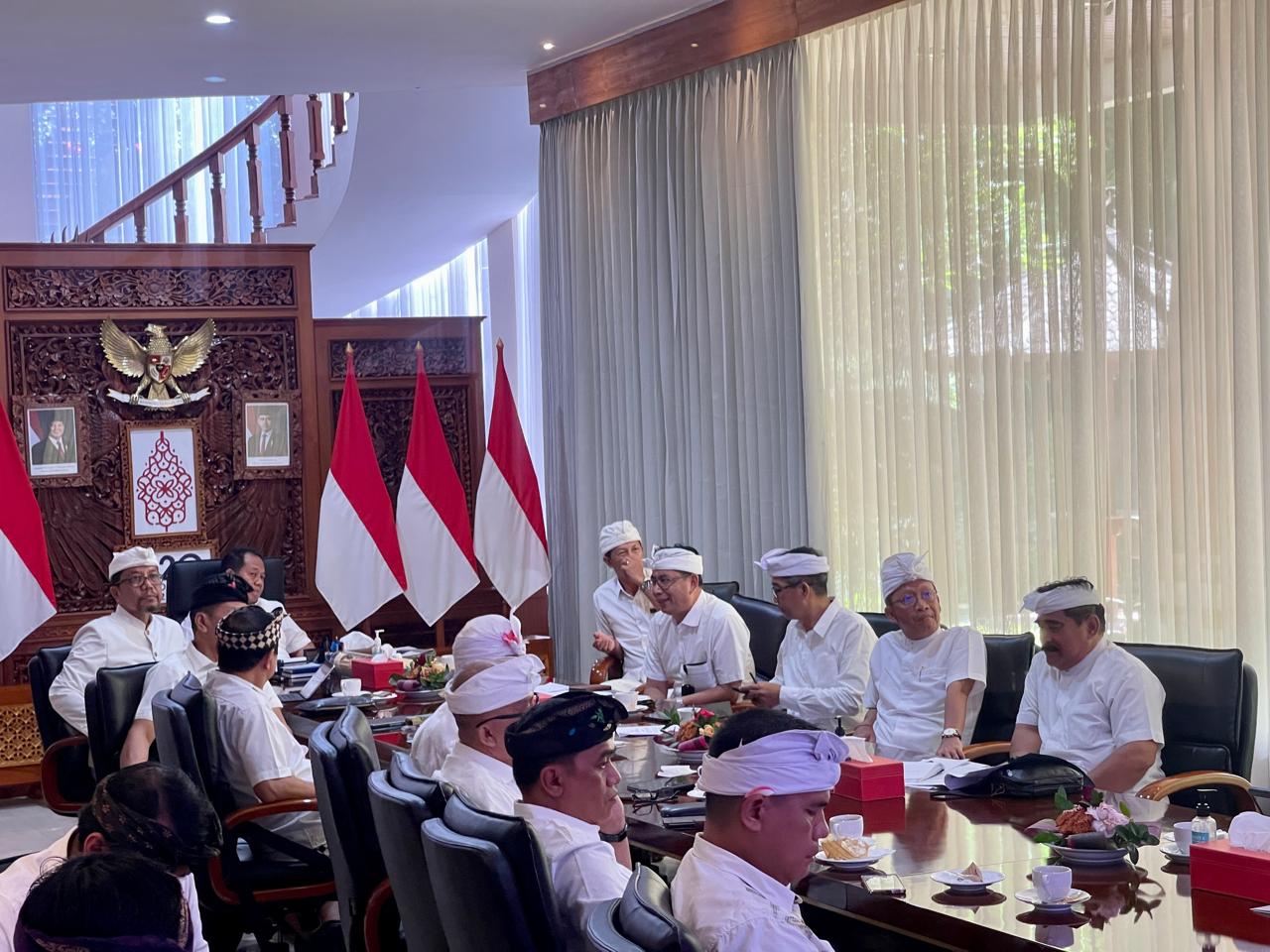 RAPAT: Rapat berlangsung di Rumah Jabatan Gubernur Bali, Jaya Sabha, pada Jumat (1/11)