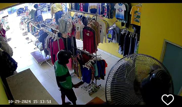 Seorang oknum ojol terekam CCTV memcuri HP di toko pakaian