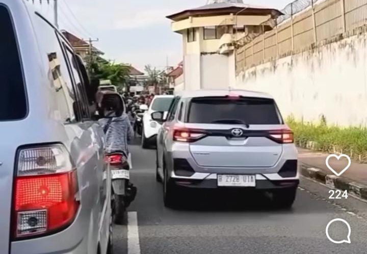 Pengendara Mobil Serobot Lajur Berlawanan di Tengah Kemacetan