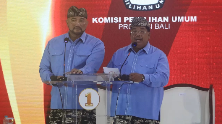 Calon Gubernur Bali, Made Muliawan Arya alias De Gadjah (kiri) dan Calon Wakil Gubernur Bali, Putu Agus Suradnyana (kanan) saat debat publik pada Rabu (30/10/2024)