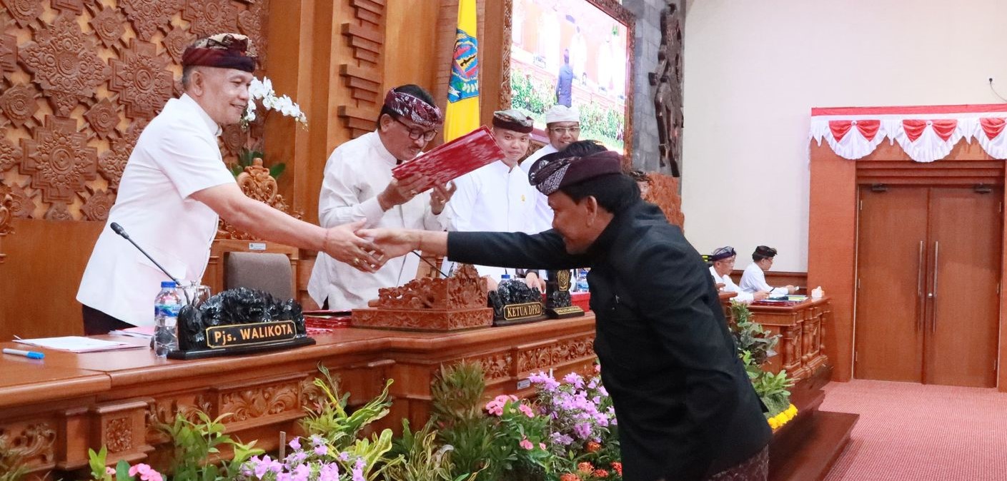 Pjs. Wali Kota Denpasar I Dewa Gede Mahendra Putra mengikuti sidang paripurna DPRD Kota Denpasar dengan agenda penetapan APBD 2025, Kamis (31/10/2024).