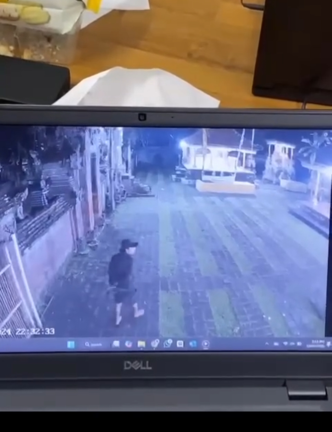Tangkapan layar maling memasuki area Pura Dalem Sigaran di Abiansemal, Badung. (Bali Express/Istimewa)