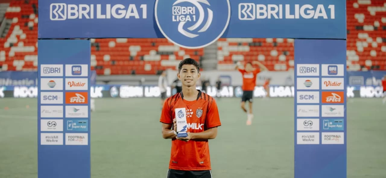 Pemain muda Bali United Made Tito Wiratama dengan penghargaan Young Player of The Month Liga 1.