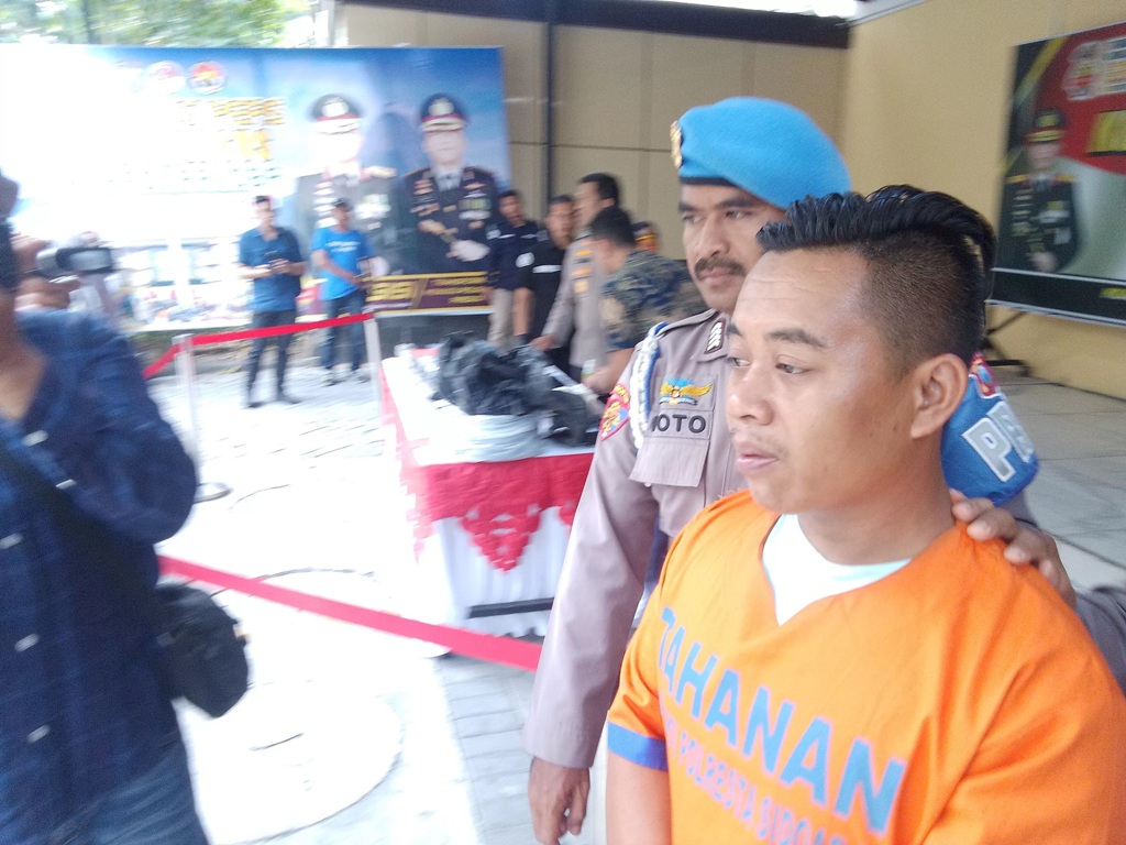 SADIS : Pelaku pembunuhan, Imam Susilo di Mako Polresta Sidoarjo, Jumat (1/11). (DIKY PUTRA SANSIRI/RADAR SIDOARJO)