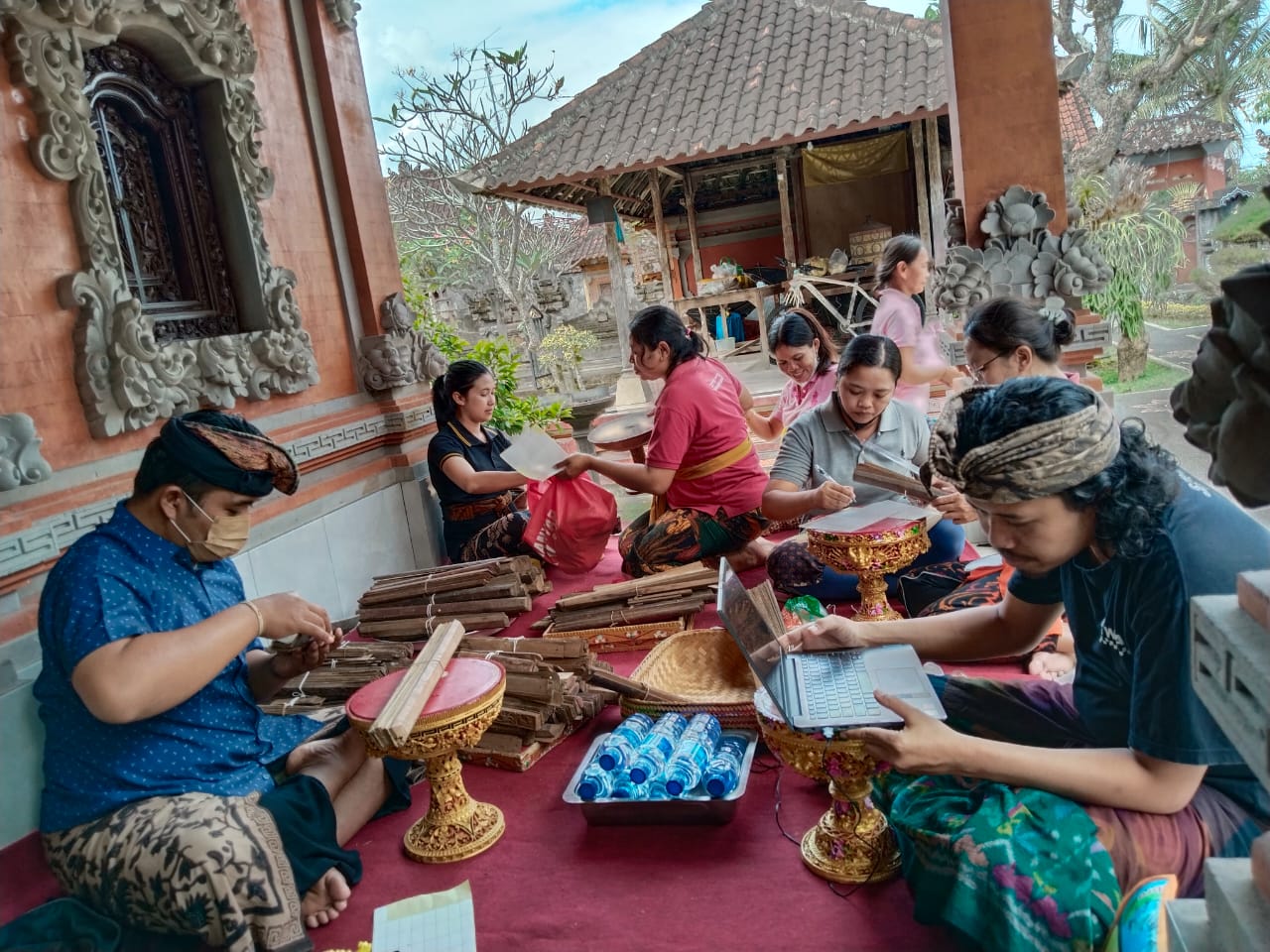 Penyuluh Bahasa Bali tengah melakukan konservasi lontar.&nbsp;