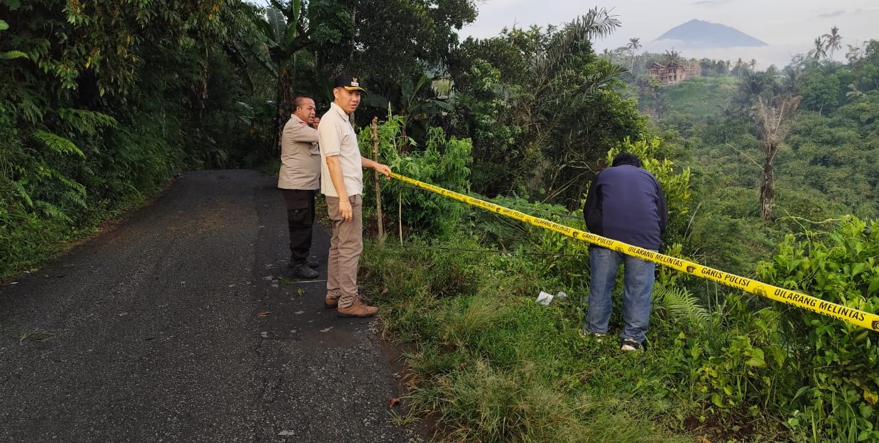 Bahu Jalan Banjar Sribatu-Malet Gusti ambles dipasangi police line pada Kamis (31/10/2024).