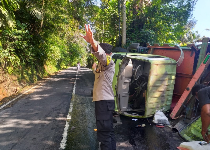 Kecelakaan lalu lintas truk terbalik di Jalan Raya Susut, Desa Buahan, Kecamatan Payangan, pada pukul 08.30 WITA, Sabtu (2/11).