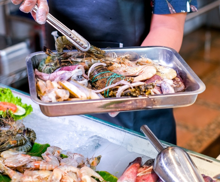 pelanggan kurnia Seafood Resto bisa memilih sendiri aneka seafood yang akan dinikmati.