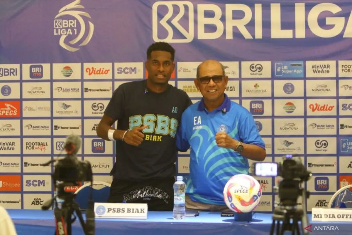 Pelatih PSBS Biak Emral Abus (kanan) bersama pemainnya Armando Oropa pada sesi jumpa pers H-1 jelang pertandingan melawan Bali United, Sabtu (2/11/2024).