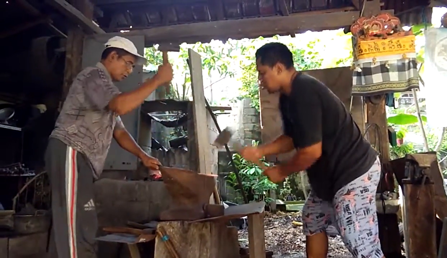 Tradisi Pande Besi di Desa Sawan, Kecamatan Sawan, Buleleng