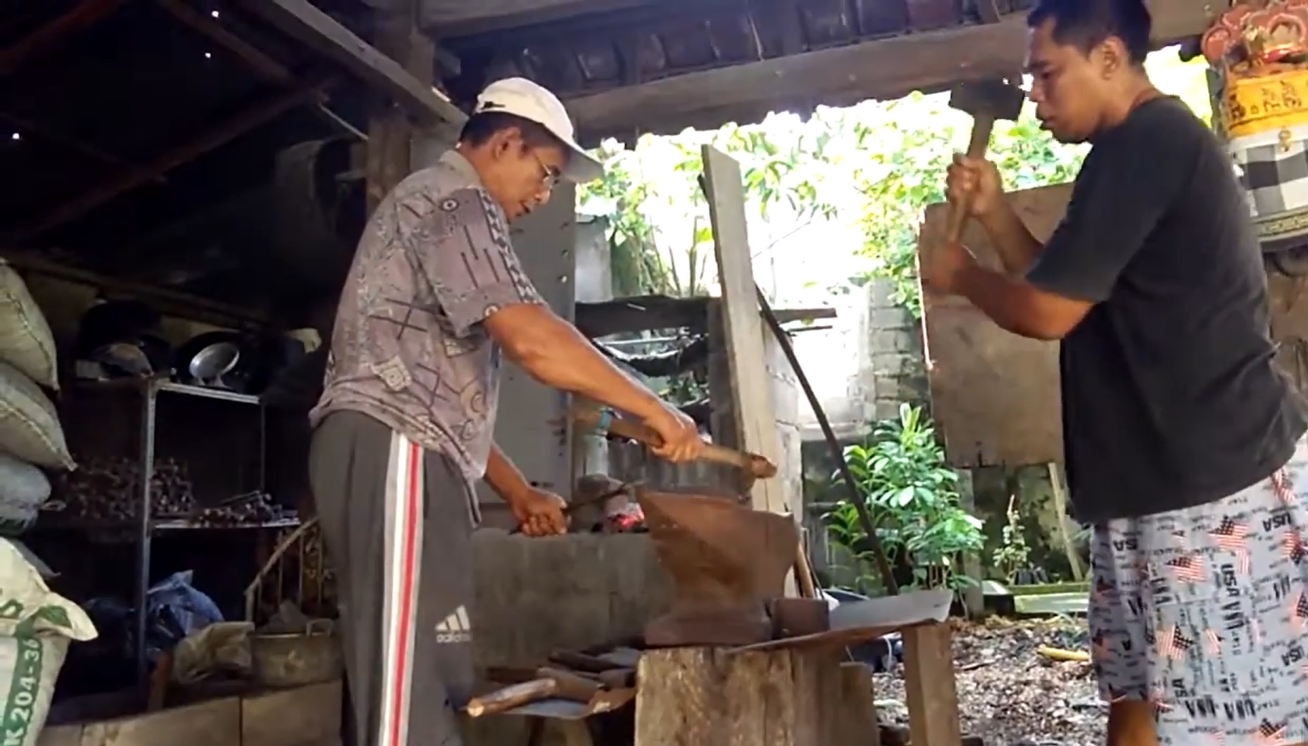 Pengrajin Pande Besi di Desa Sawan, Kecamatan Sawan, Buleleng