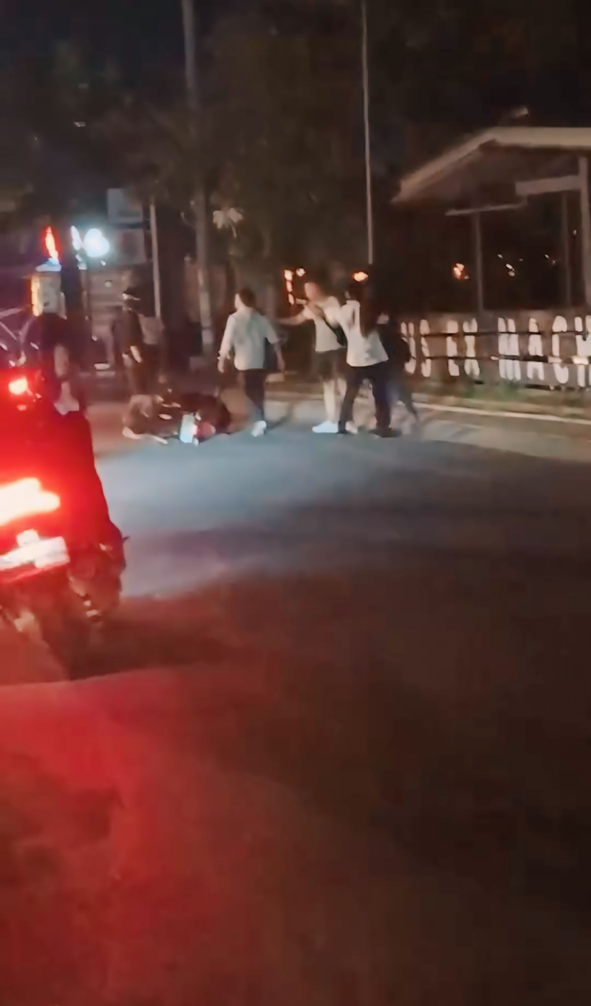 RIBUT: Bule terlibat cekcok di tengah jalan. Salah satu motor tampak terjatuh disebut karena ditendang saat berkendara ugal-ugalan. (Bali Express/Istimewa)