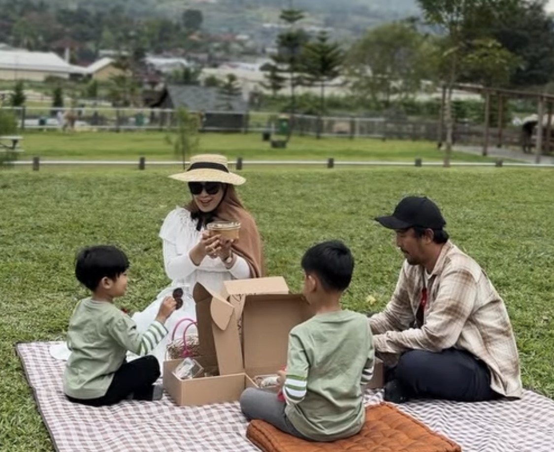 Piknik estetik oleh @fermymoey bersama keluarga di Bali Farm House, Bedugul, Bali.