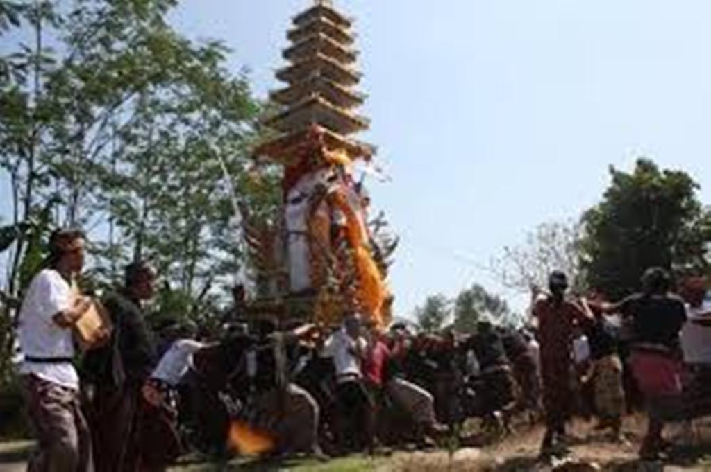 BADE: Bade memiliki tumpang bertingkat-tingkat tergantung kasta orang yang diaben. Ornamen pada Bade memiliki filosofi mendalam.
