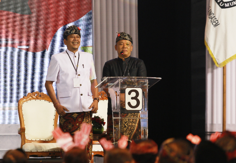 DEBAT: Paslon GP saat debat terbuka kedua, Minggu (3/11).