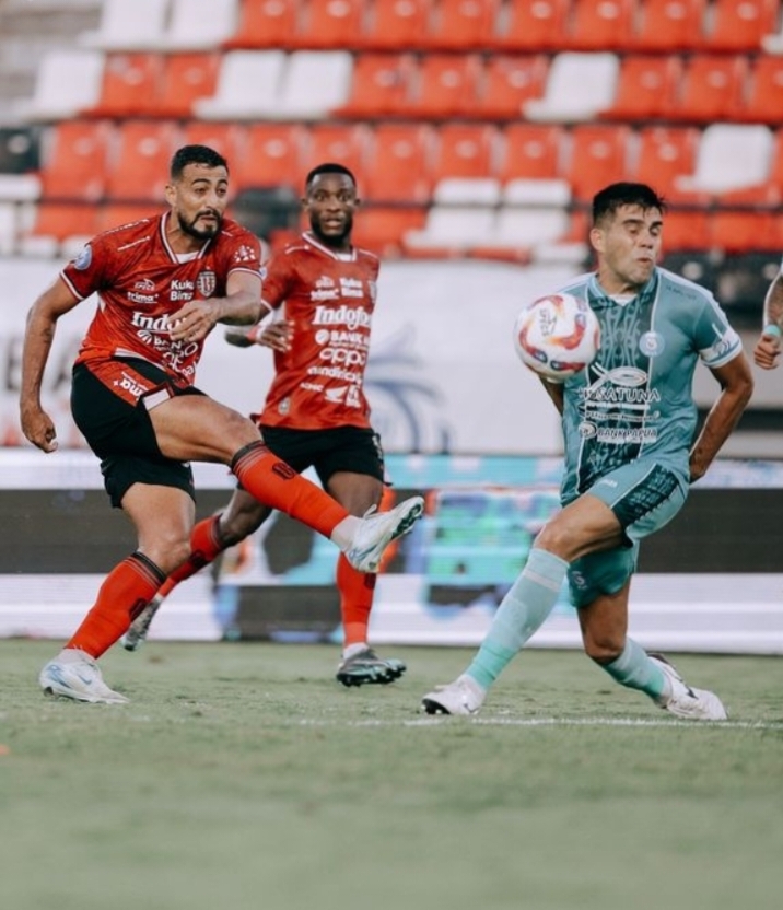 Striker Bali United, Everton Nascimento melepas tembakan ke arah pertahanan PSBS Biak dalam pekan ke-10 Liga 1 2024/2025, Minggu 3 November 2024.