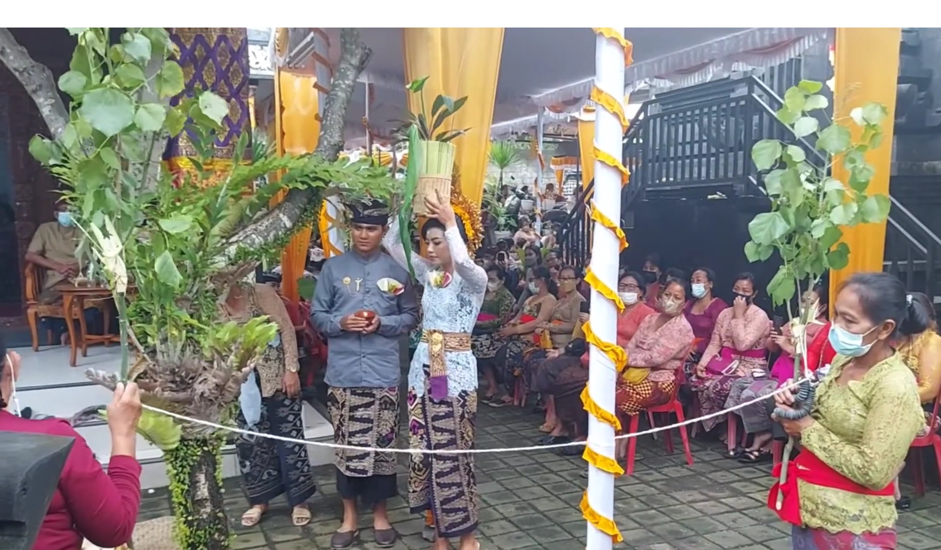 Proses mekala-kalaan saat pawiwahan dilaksanakan